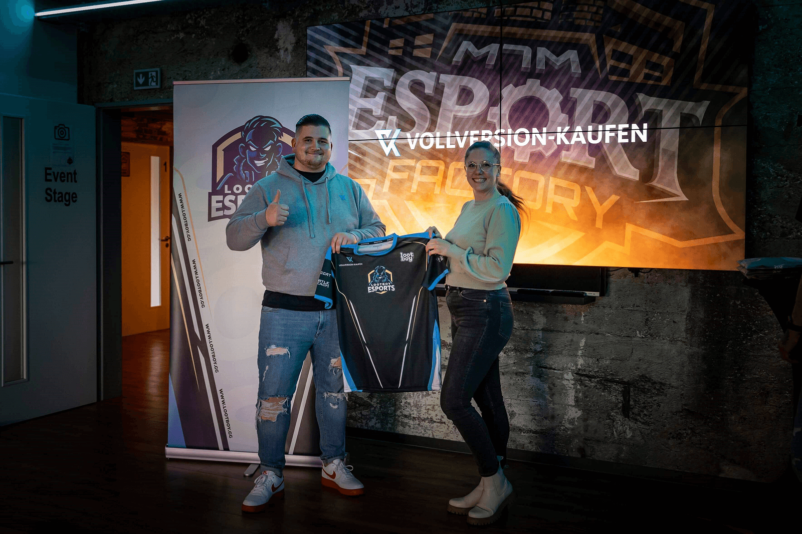 Trikotübergabe beim LootBoy eSports Fortnite-Turnier